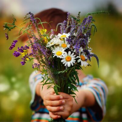 kind met bloemen kind met bloemen